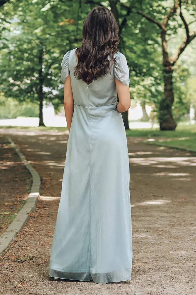 Vestido largo de dama de honor con mangas cortas y corte en A de gasa